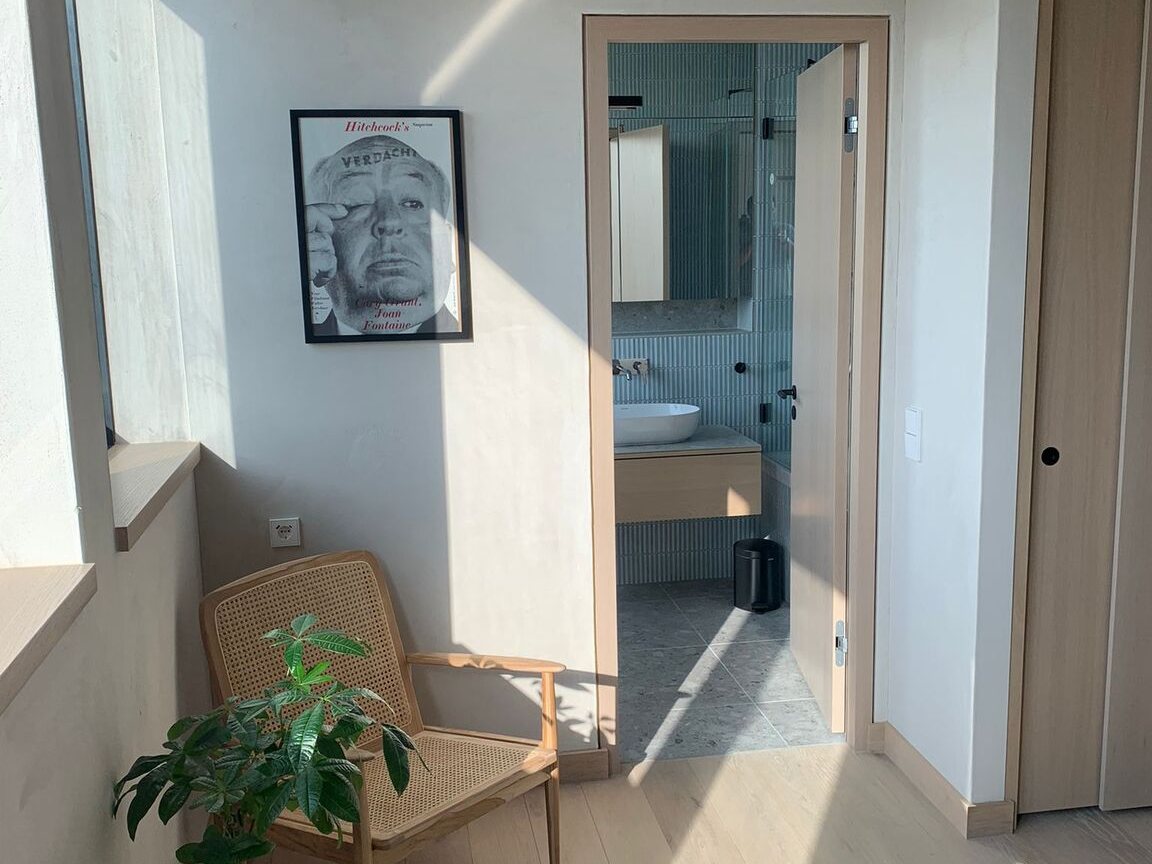 Wohnbereich mit Blick in ein neues Bad, entstanden aus einer ehemaligen Bürofläche