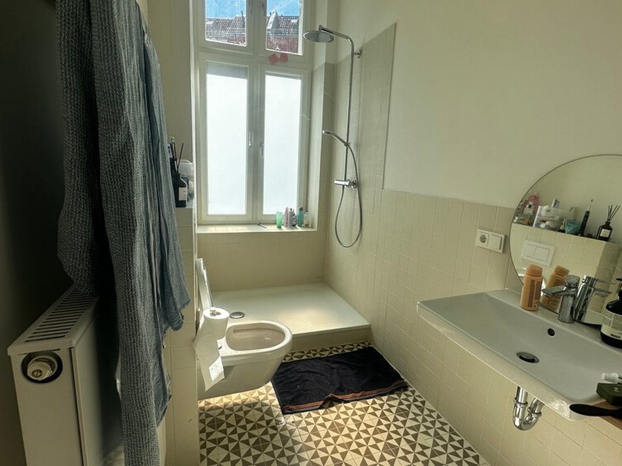 Blick durch den geöffneten Grundriss einer sanierten Altbauwohnung