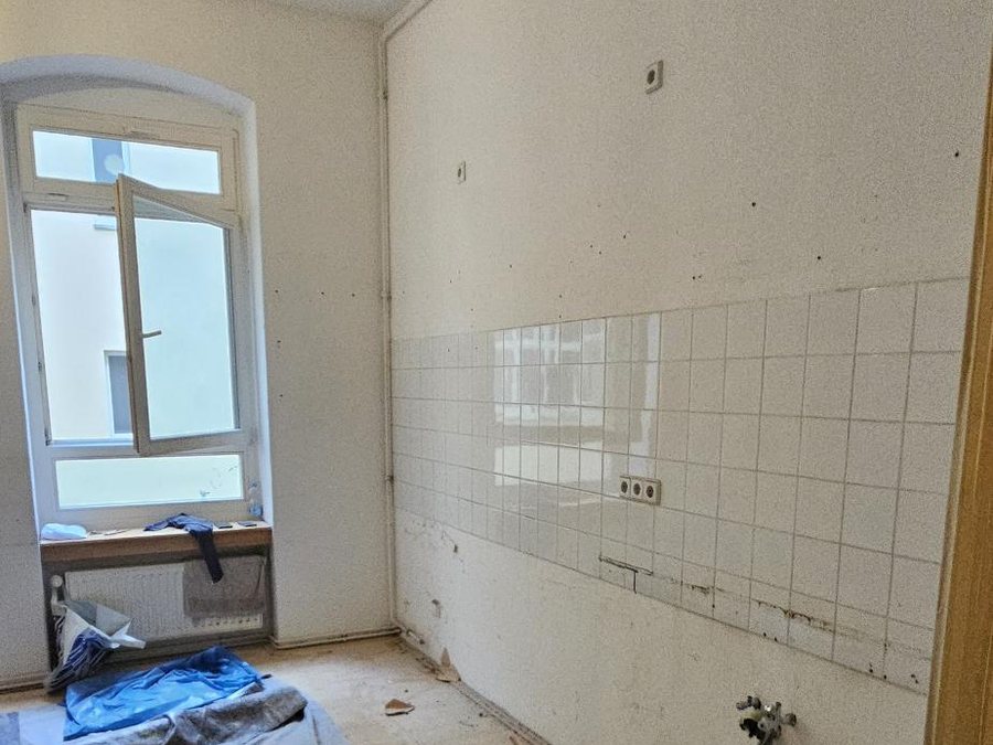 Neu gespachtelte und gestrichene Wandflächen in einer Altbauwohnung