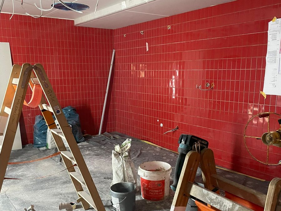 Detail eines Wandfliesenspiegels mit Anschluss an die Decke