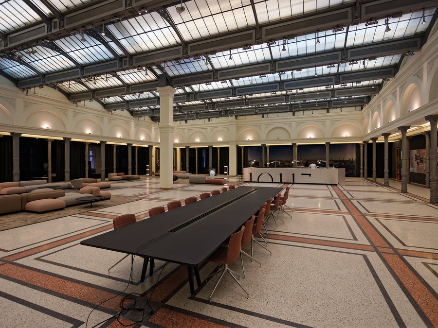 Ausgebaute Halle mit Sitzlandschaft und Konferenztisch