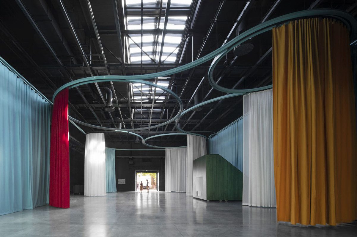 Halle von TON 1 mit Vorhangsystem an gebogenen Deckenschienen