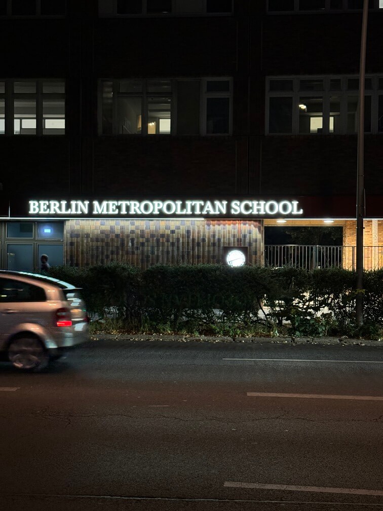 Eingangsleuchtkasten der Berlin Metropolitan School an der Torstraße