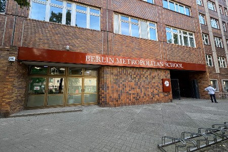 Eingangsleuchtkasten der Berlin Metropolitan School an der Torstraße